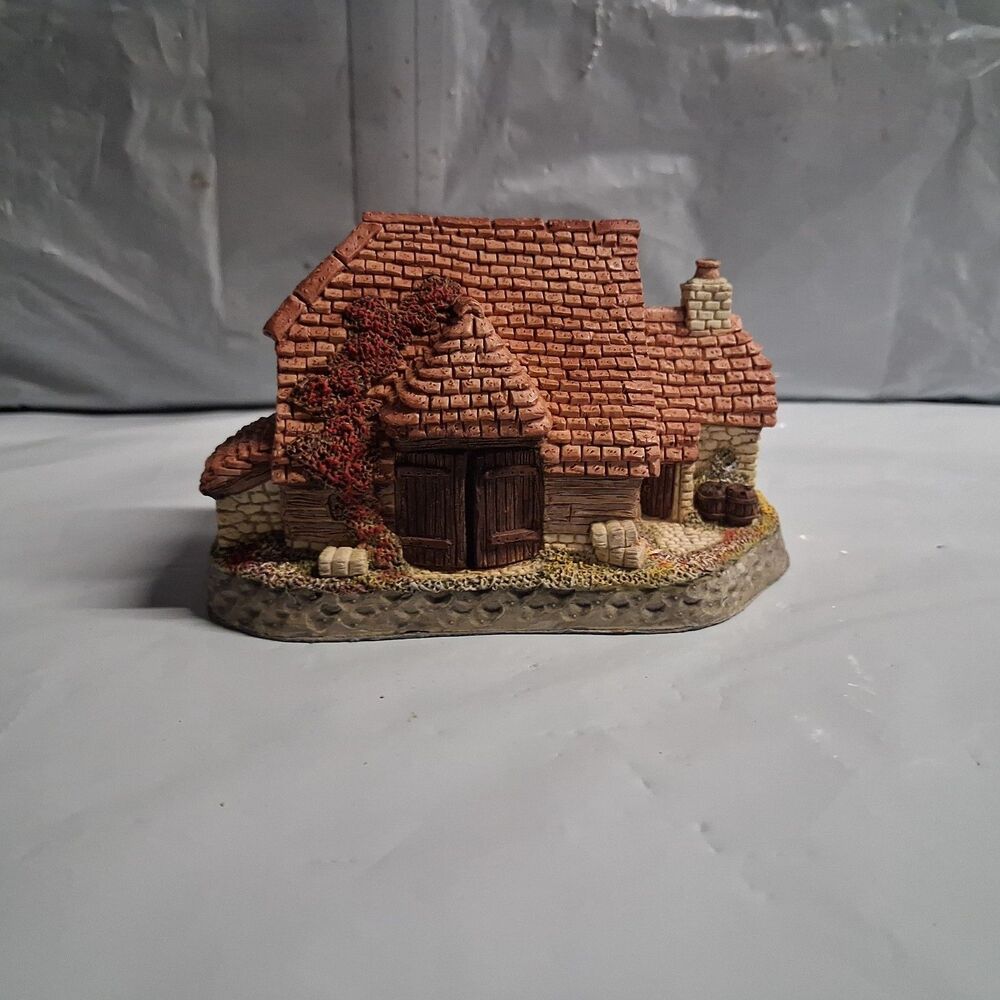 David Winter Cottages British Traditions October Harvest Barn Box COA Fairy